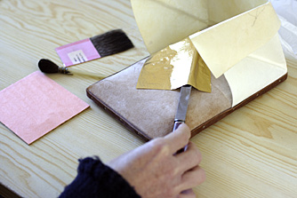 La pose de feuilles d'or - ART TOTALe